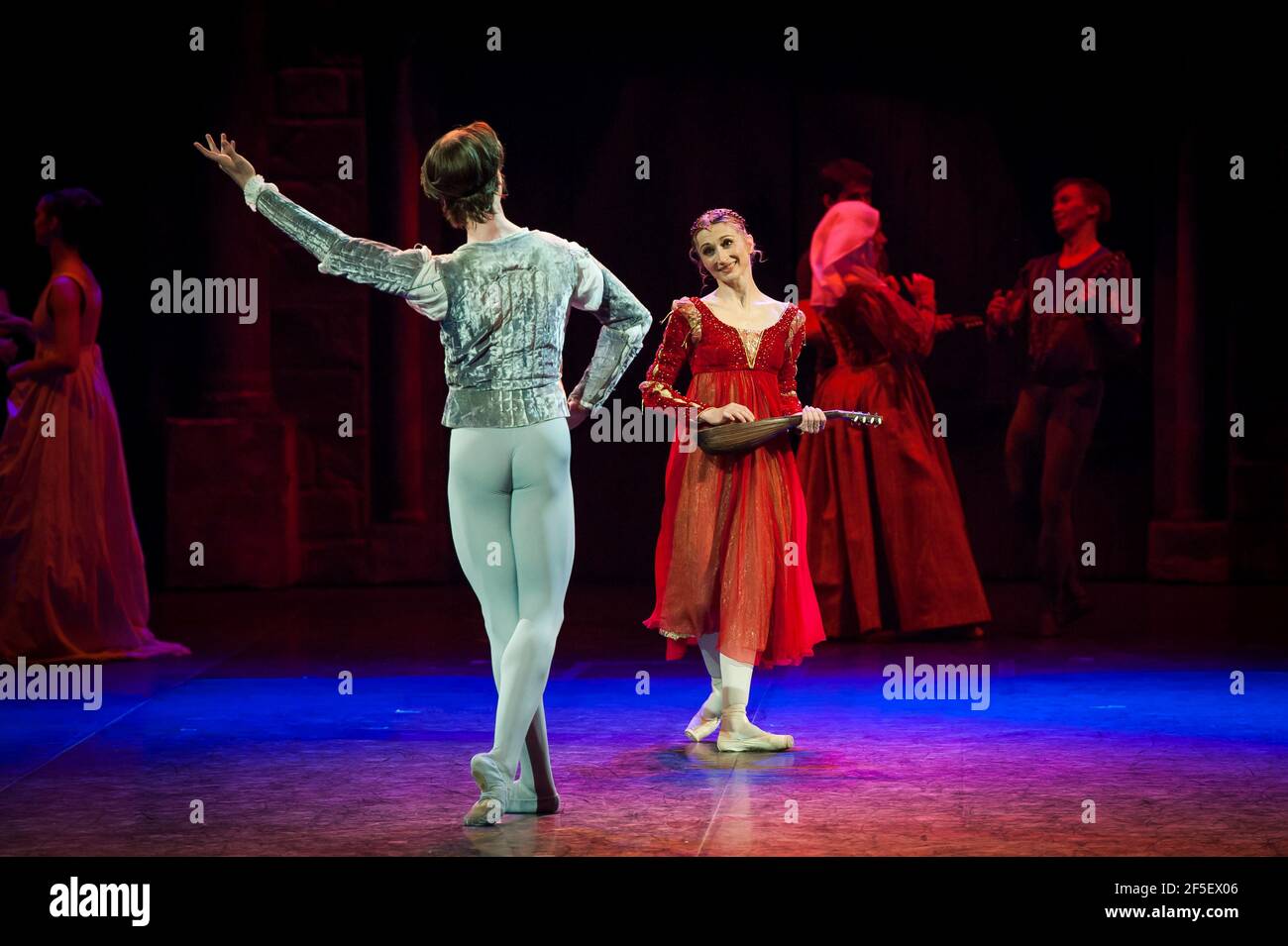 Vadim Muntagirov (Romeo) und Daria Klimentova (Julia) Proben in Englisch National Ballet's Romeo und Julia, in der Royal Albert Hall - London Stockfoto