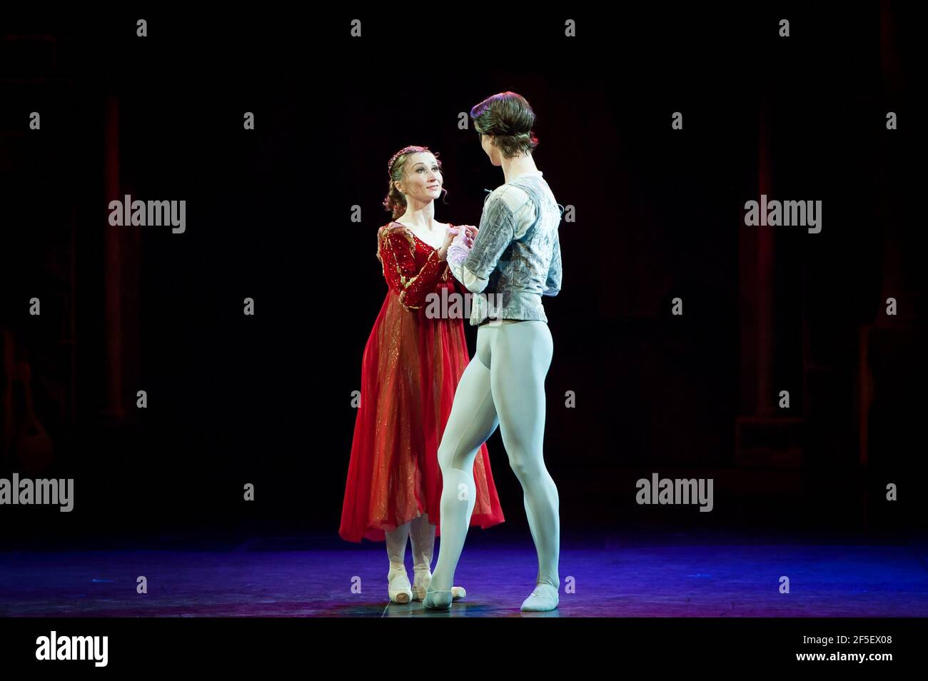 Vadim Muntagirov (Romeo) und Daria Klimentova (Julia) Proben in Englisch National Ballet's Romeo und Julia, in der Royal Albert Hall - London Stockfoto