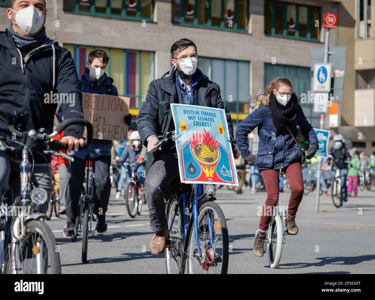 Essen, Nordrhein-Westfalen, Deutschland - Freitags für die Zukunft demonstrieren Klimaaktivisten in Zeiten der Corona Pandemie Corona konform mit Maske an Stockfoto