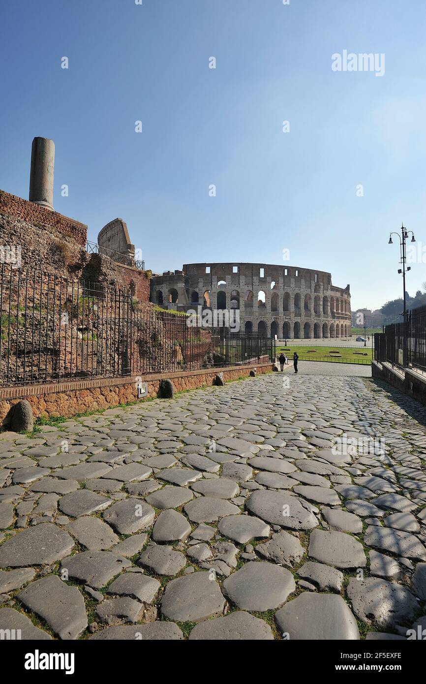 Italien, Rom, Forum Romanum, Via Sacra, Tempel der Venus und Rom und Kolosseum Stockfoto