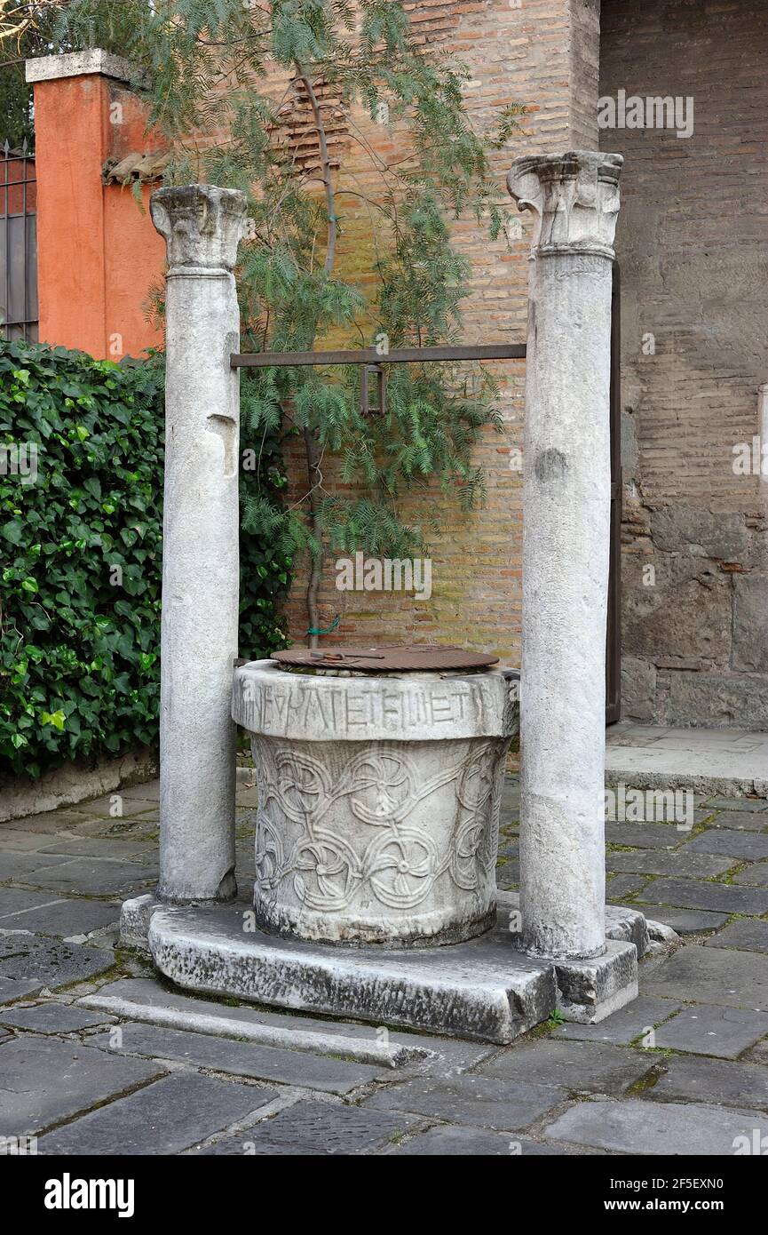 Italien, Rom, Kirche San Giovanni a Porta Latina, mittelalterlicher Brunnen (10. Jahrhundert) und Säulen (4. Jahrhundert) Stockfoto
