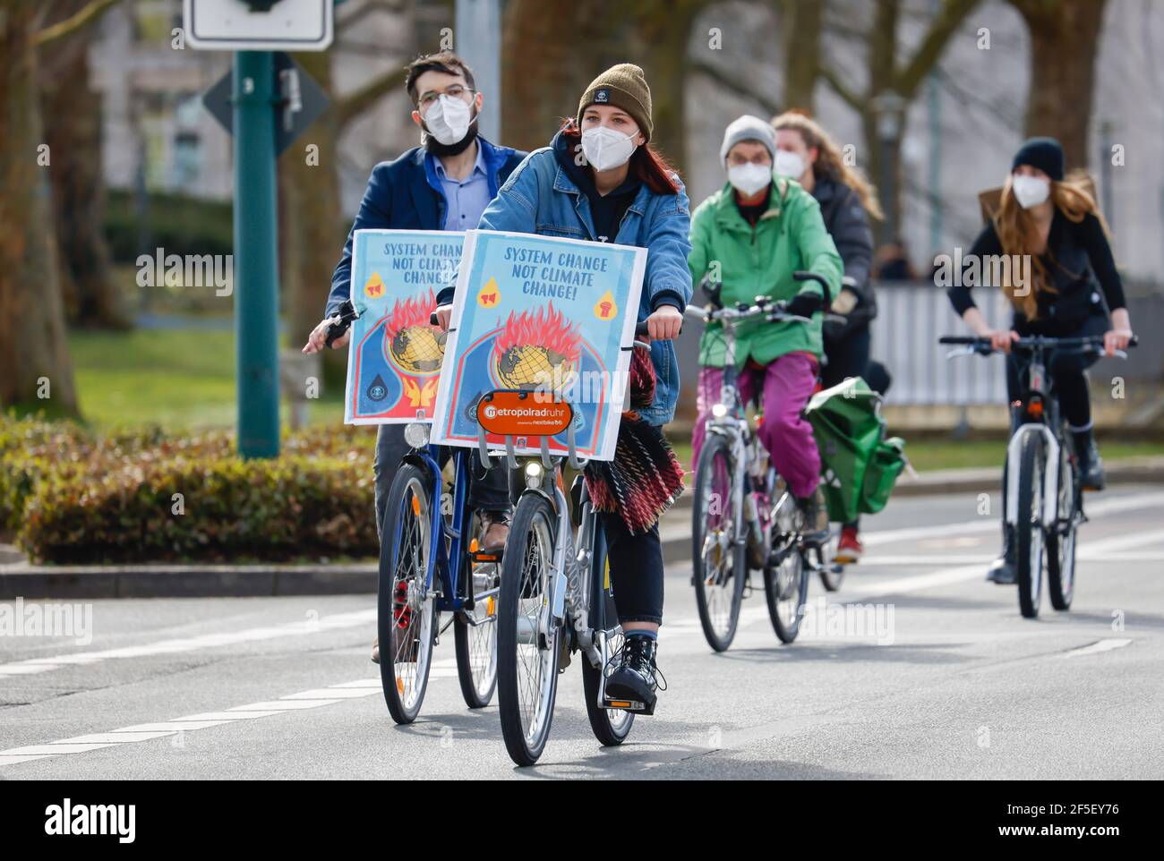 Essen, Nordrhein-Westfalen, Deutschland - Freitags für die Zukunft demonstrieren Klimaaktivisten in Zeiten der Corona Pandemie Corona konform mit Maske an Stockfoto