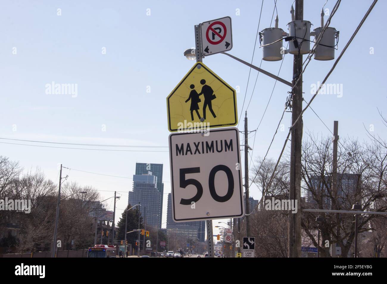 Schulkinder überqueren Verkehrsschild Stockfoto