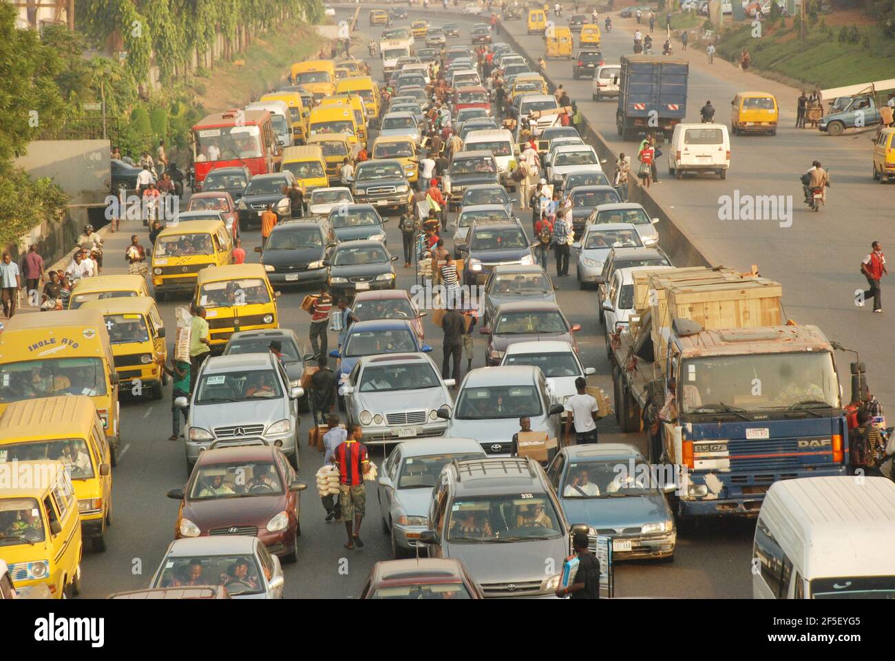 18. Lagos Metro: Nigeranische Jugendliche verkaufen ihre Waren innerhalb des Verkehrs von Lagos, Nigeria. Stockfoto