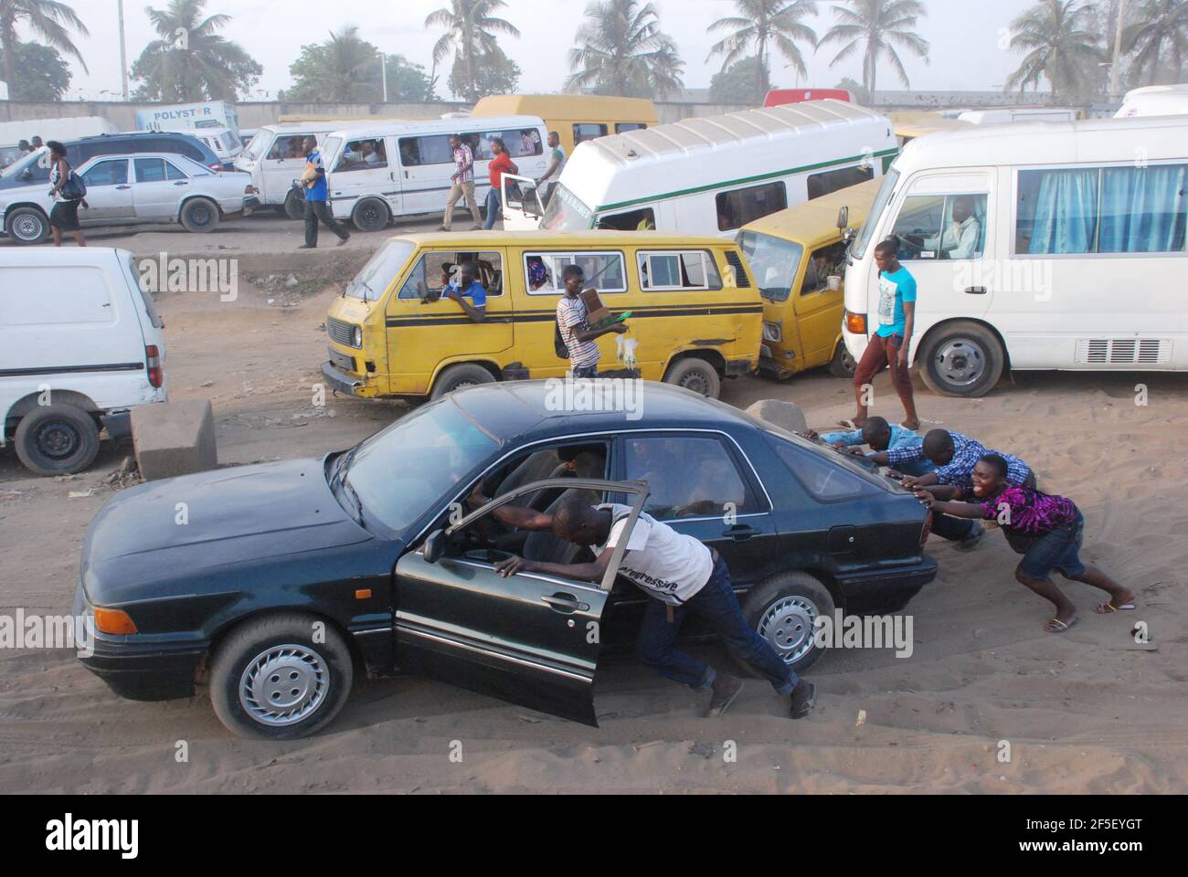 19. Lagos Metro: Passagiere, die ihr Auto in Lagos, Nigeria, von der Straße schieben. Stockfoto