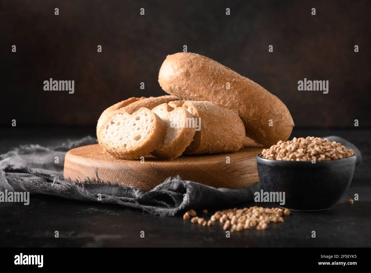 Glutenfreies gesundes Buchweizenbrot auf schwarzem Hintergrund mit Kopierraum. Nahaufnahme. Stockfoto