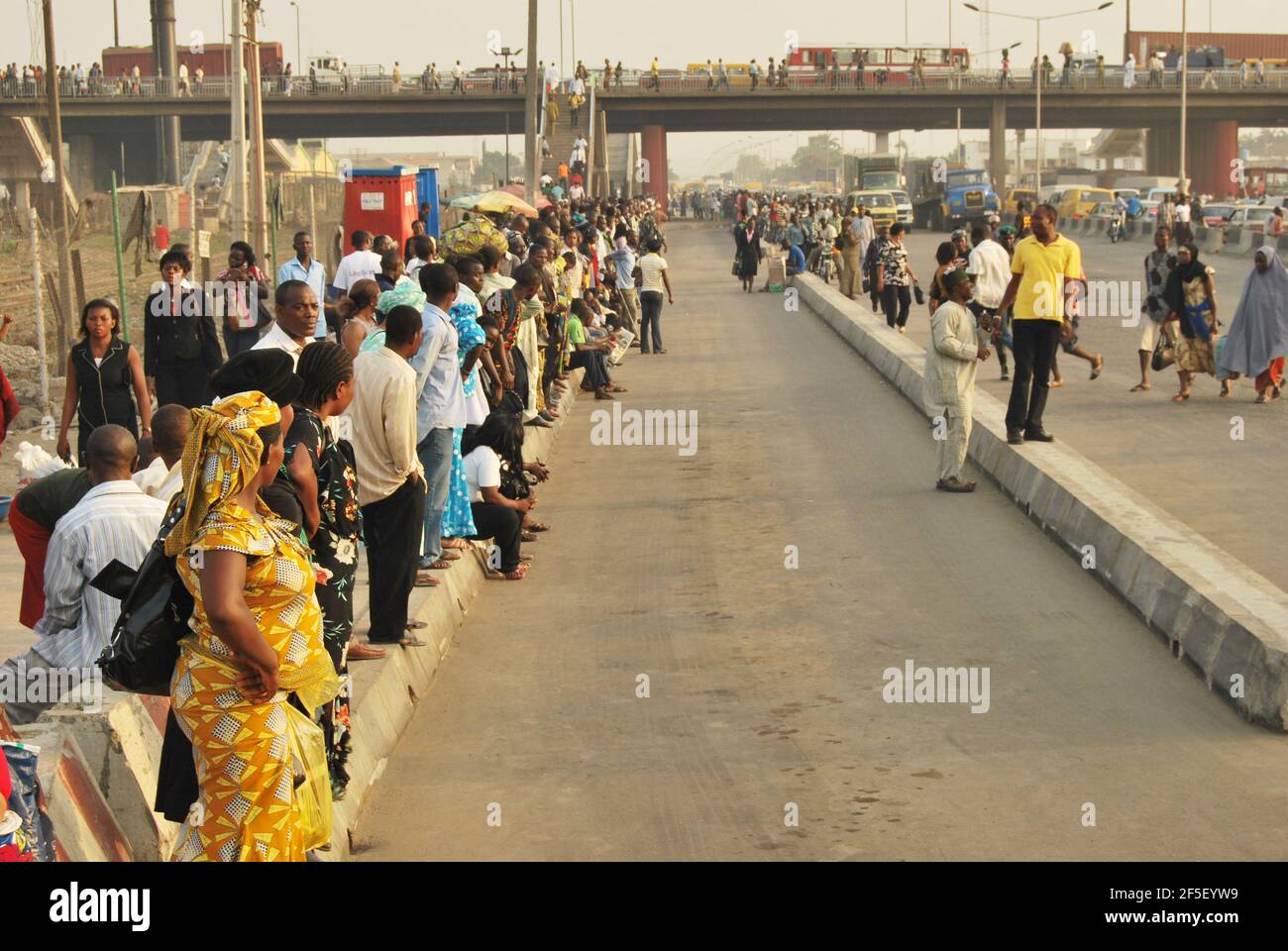 20. Lagos Metro: Gestrandete Pendler an der Bushaltestelle Oshodi, Lagos, Nigeria. Stockfoto