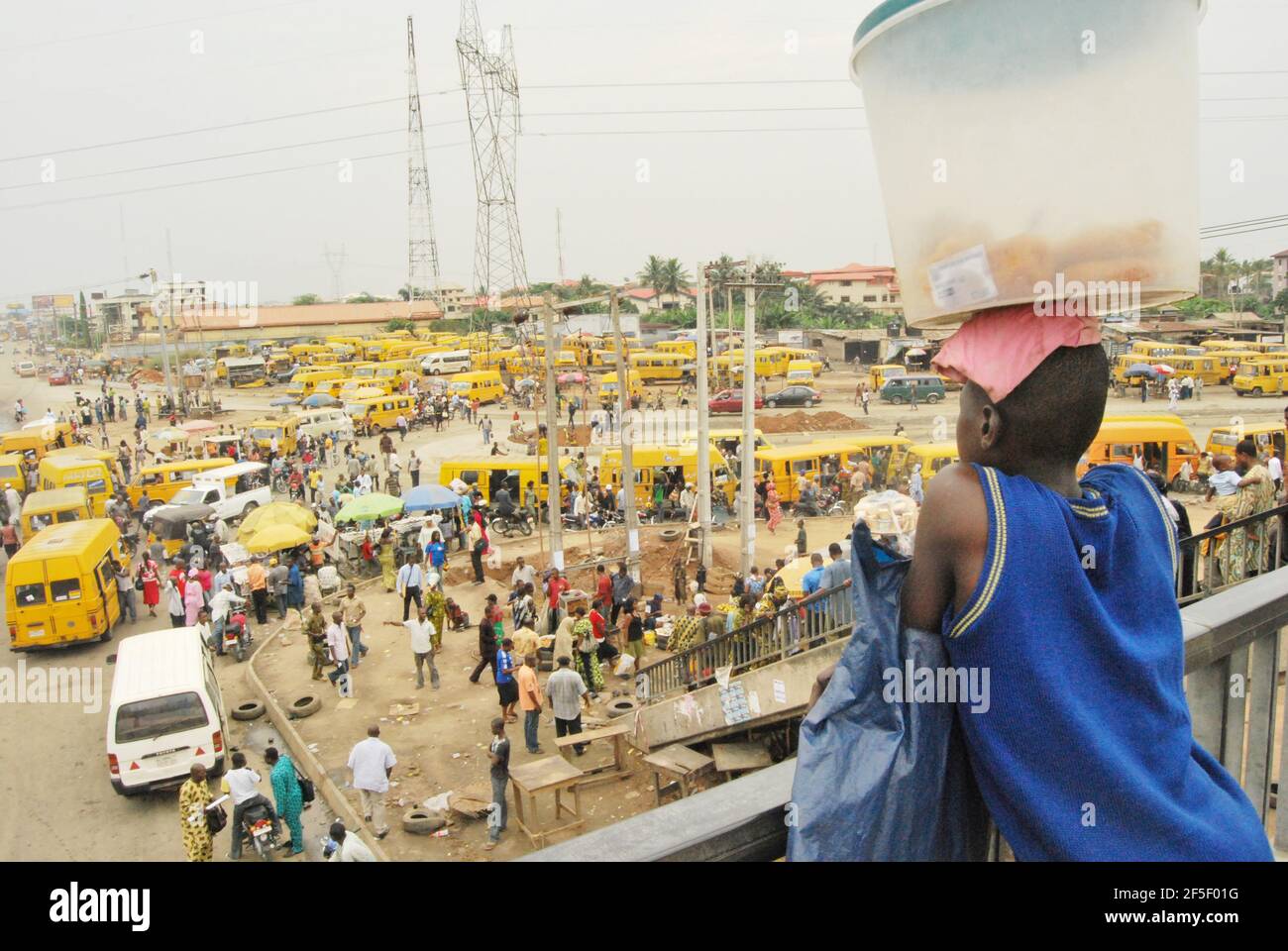35. Lagos Metro: Kleiner Junge blickt in die Zukunft, während er Snacks in Lagos, Nigeria, hackt. Stockfoto
