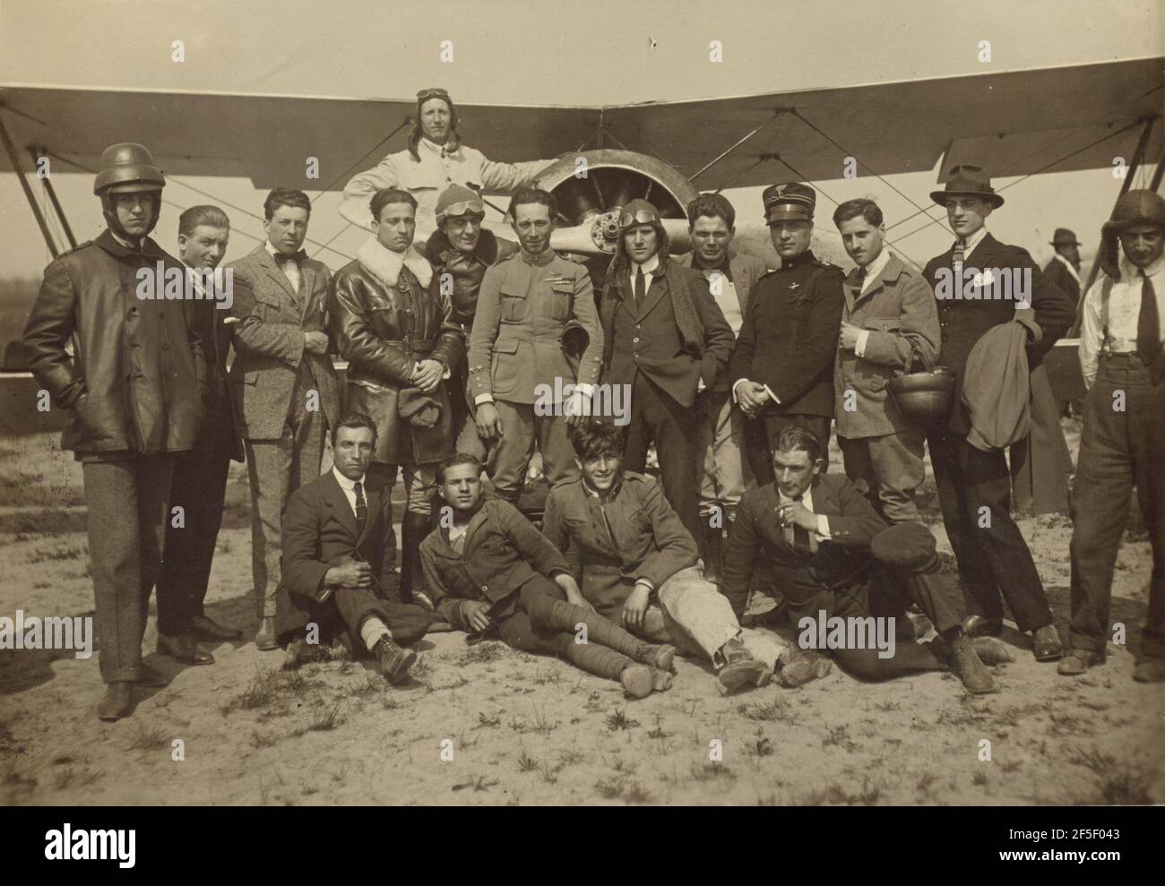 Gruppe posierte um die Caproni Ca. 3 Flugzeug. Fédèle Azari (Italienisch, 1895 - 1930) Stockfoto