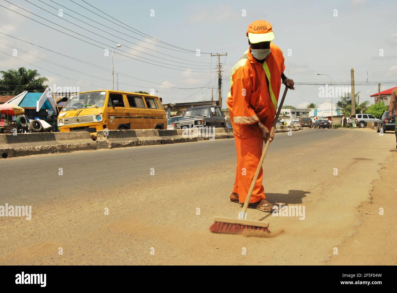 7. Lagos Metro: Straßenkehrer von Lagos bei der Arbeit. Stockfoto