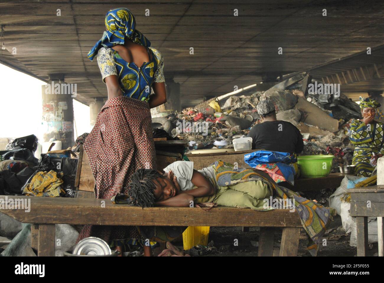 38. Lagos Metro: Familie schläft unter der Oyigbo-Brücke in Lagos Nigeria. Stockfoto