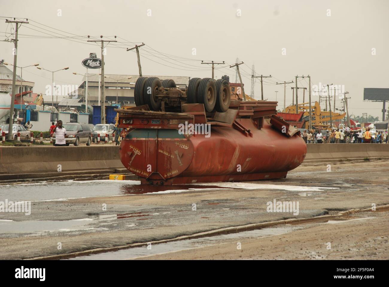 22. Lagos Metro: Ein umgedrehten Tanker auf der Apapa Lagos Road. Stockfoto