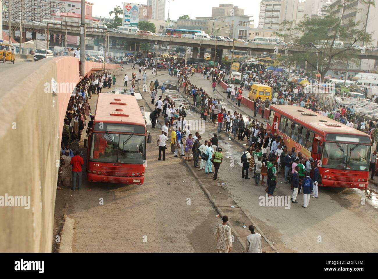 16. Lagos Metro: Pendler Schlange am Bus Rapid Transit (BRT) Terminal, Obalande, Lagos, Nigeria. Stockfoto