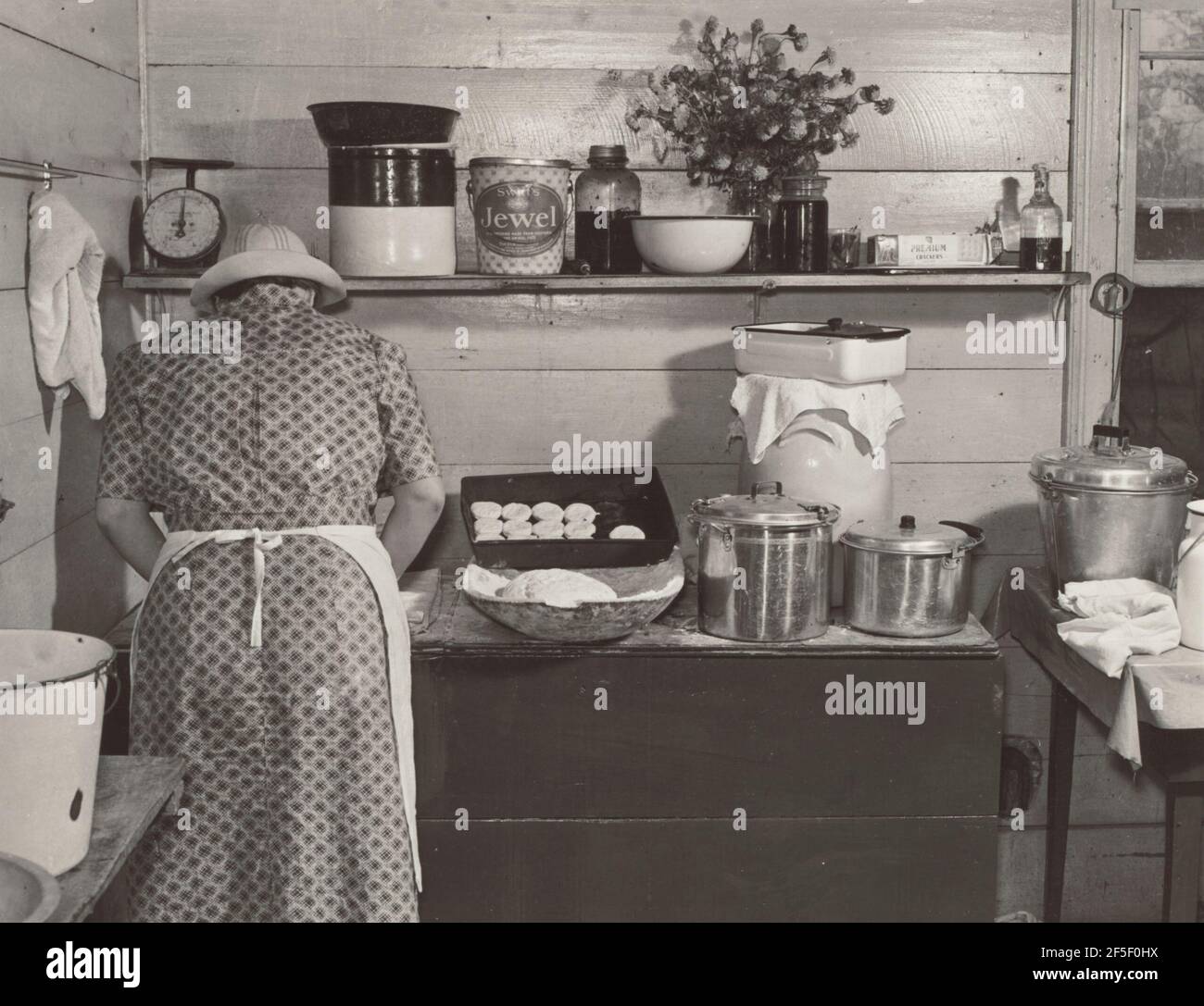 Eine der Wilkins Familie, die Kekse für das Abendessen am Cornshucking Tag in Mrs. Fred Wilkins' Haus in der Nähe von Tallyho, Granville County, herstellt. North Carolina. Marion Post Wolcott (Amerikanisch, 1910 - 1990) Stockfoto