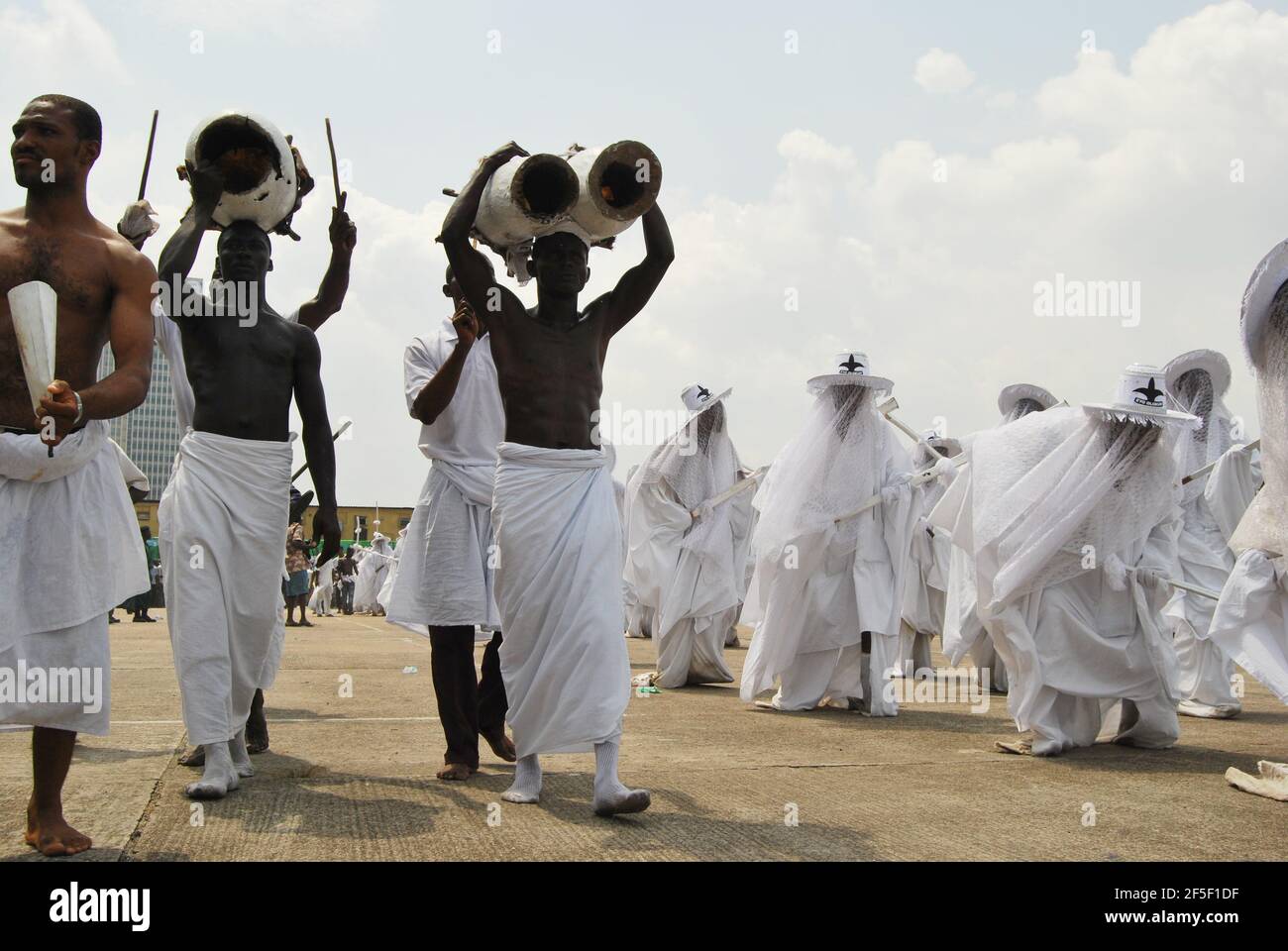 Eyo Maskeraden tanzen auf dem Tafawa Balewa Square, Lagos Island, Nigeria. Stockfoto