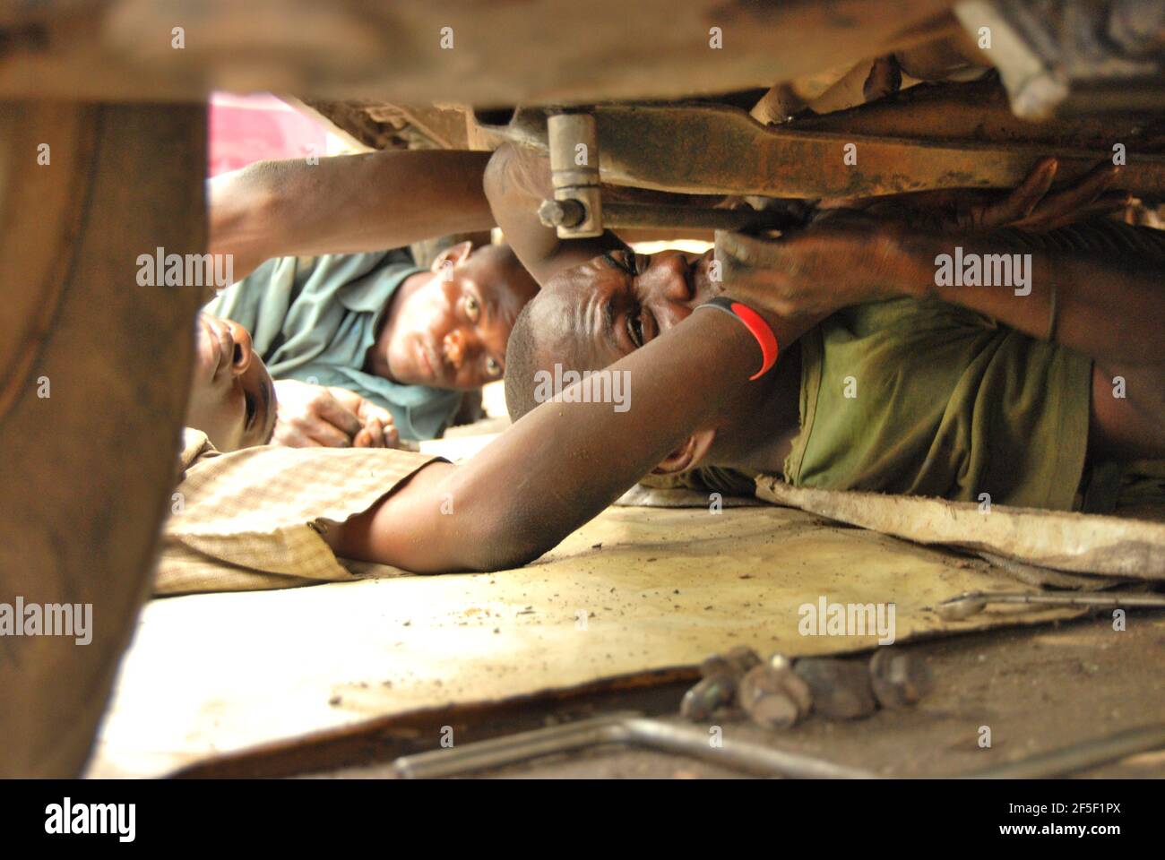 Afrikanische Mechaniker reparieren ein Auto in Lagos. Stockfoto