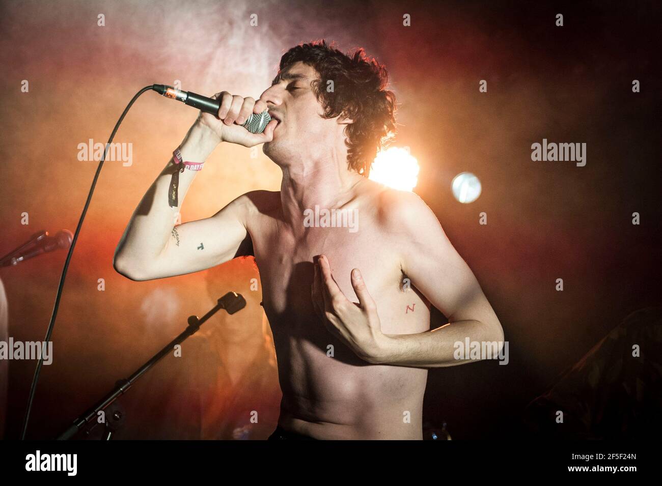 Lias Saoudi von Fat White Family spielt live auf der Bühne am ersten Tag des Field Day Festivals, Victoria Park - London Stockfoto