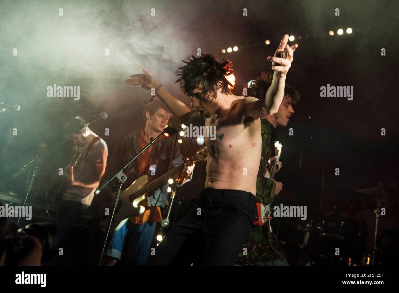 Lias Saoudi von Fat White Family spielt live auf der Bühne am ersten Tag des Field Day Festivals, Victoria Park - London Stockfoto