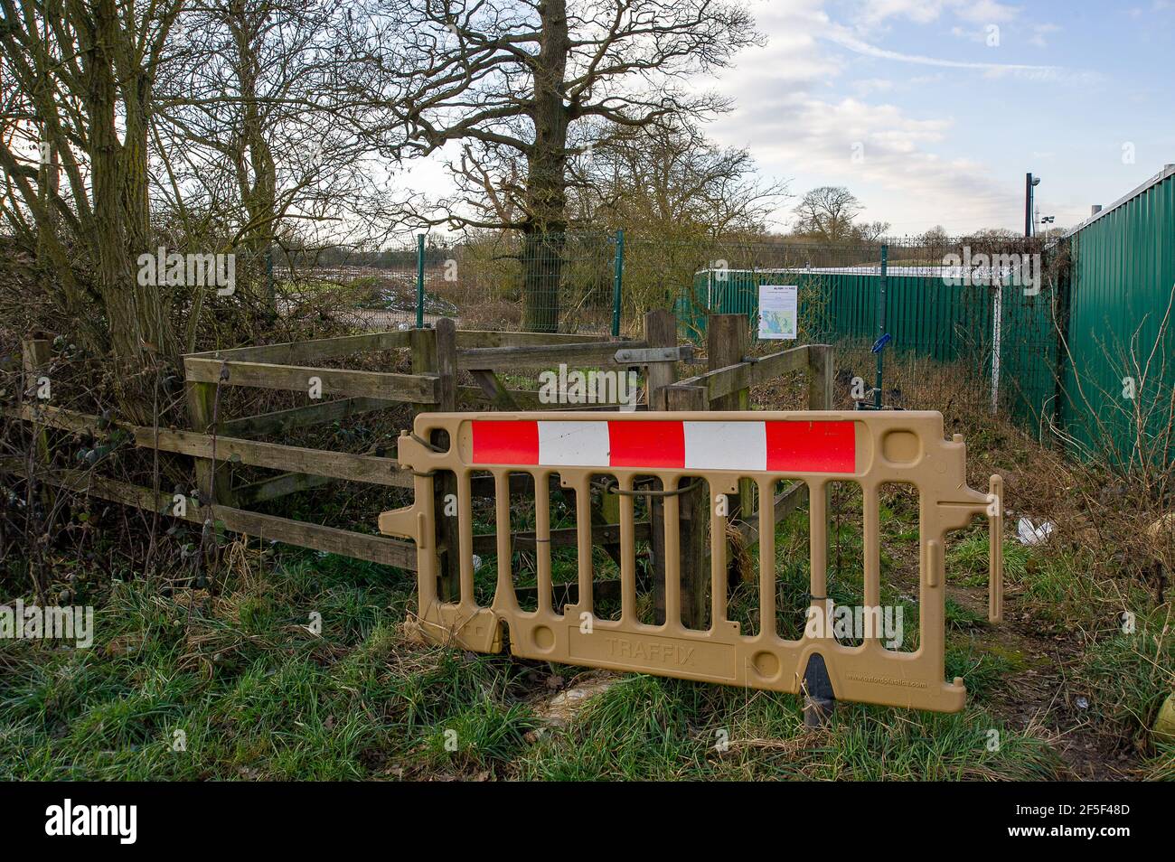 Uxbridge, Großbritannien. 19th. Februar 2021. Schöne Spaziergänge wurden einmal durch diese Landschaft, bevor HS2 einen anderen Fußweg gesperrt. HS2 haben in der Nähe der Harvil Road in Uxbridge eine große Landfläche zerstört, wo sie die umstrittene High Speed Rail 2 von London nach Birmingham bauen. Ab Mitternacht HS2 schließen sie einen Abschnitt der Harvil Road, während sie sich darauf vorbereiten, ihn umzuleiten. Anti-HS2-Aktivisten zelten seit Monaten gegenüber dem Gelände, während sie versuchen, HS2 vor dem Abschneiden noch mehr Bäume zu schützen. Viele Anwohner sind wütend über den Baulärm, Staub und Devas Stockfoto