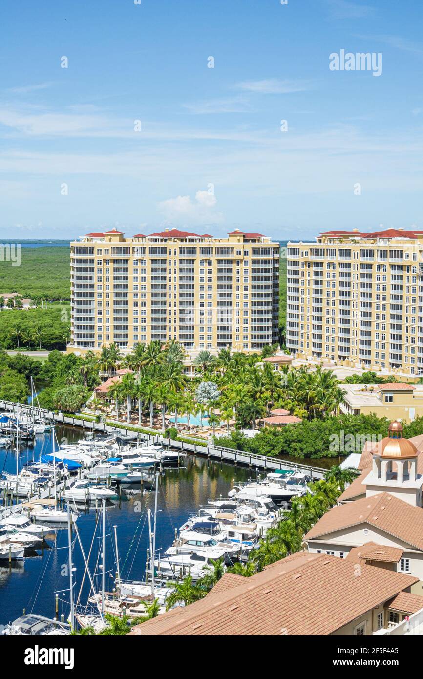 Florida Cape Coral Marina Village Tarpon Point Marina Wohnanlage hoch Rise Buildings Boote legen über dem Kopf an und legen an Stockfoto