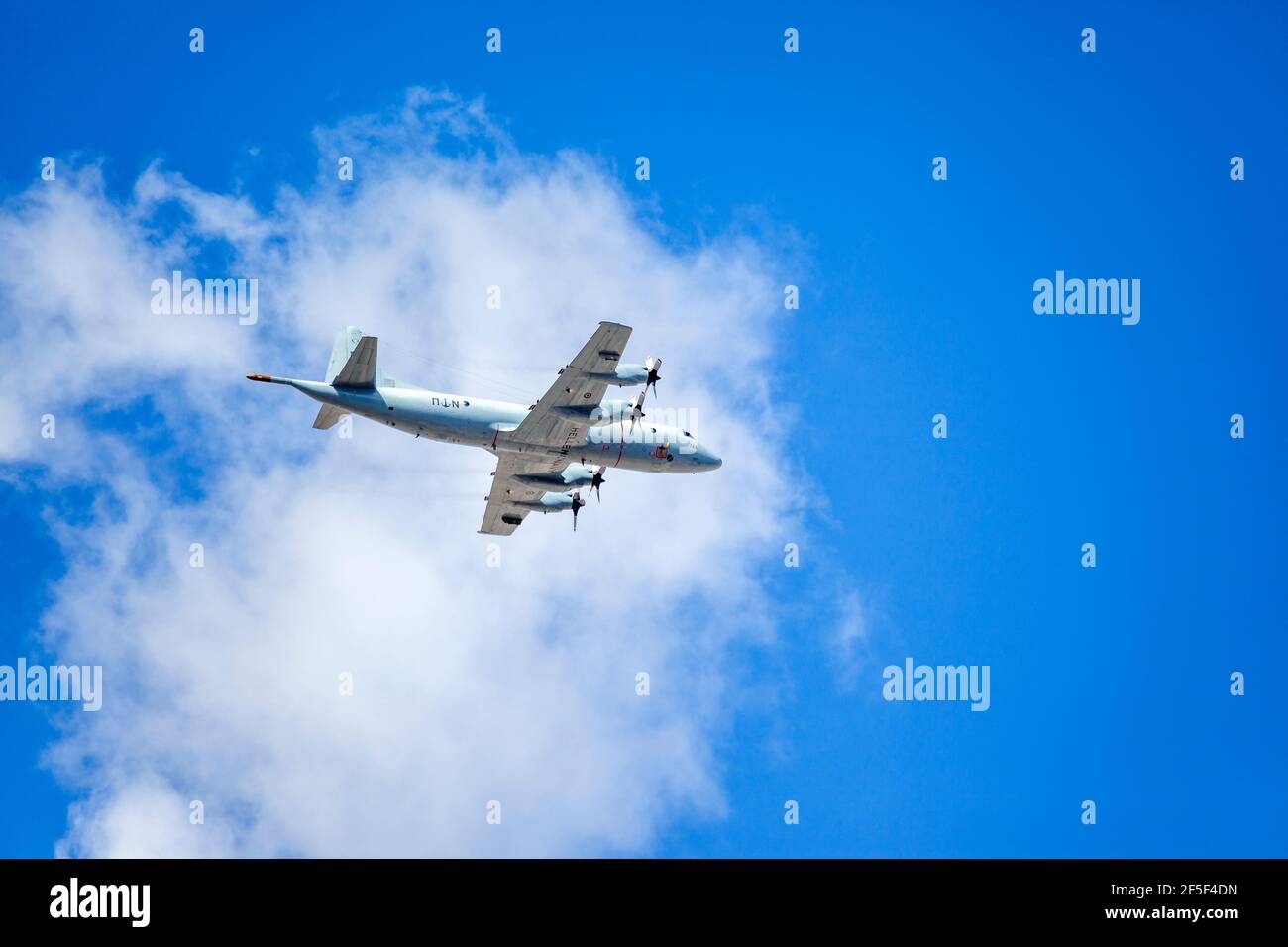 Ein Lockheed P-3 Orion Flugzeug der griechischen Marine, fliegen über Athen während der Feierlichkeiten zu den 200 Jahren des griechischen Unabhängigkeitskrieges. Stockfoto