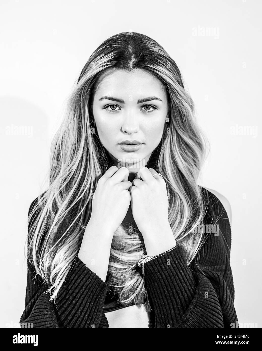 Outdoor schwarz-weiß Schuss von jungen schönen Frau mit Langes Haar Stockfoto