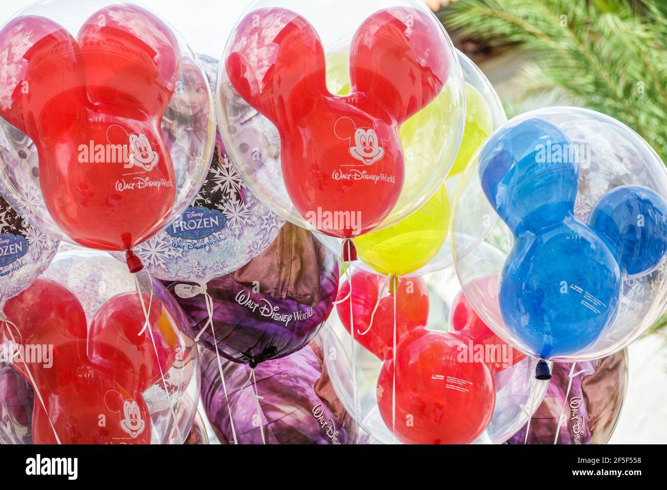 Florida Orlando Lake Buena Vista Downtown Disney Springs Outdoor Shopping plaza Mall Einkaufsballon Verkäufer Ballons Mickey Ears Stockfoto