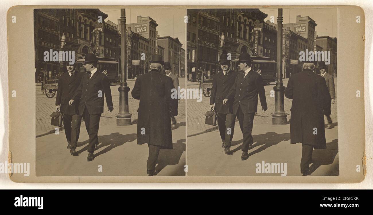 Louis Parker und Fred Myers im Hintergrund auf rechts cor State und Pearl St. Albany, NY 1916. Julius M. Wendt (Amerikaner, tätig 1900s - 1910s) Stockfoto