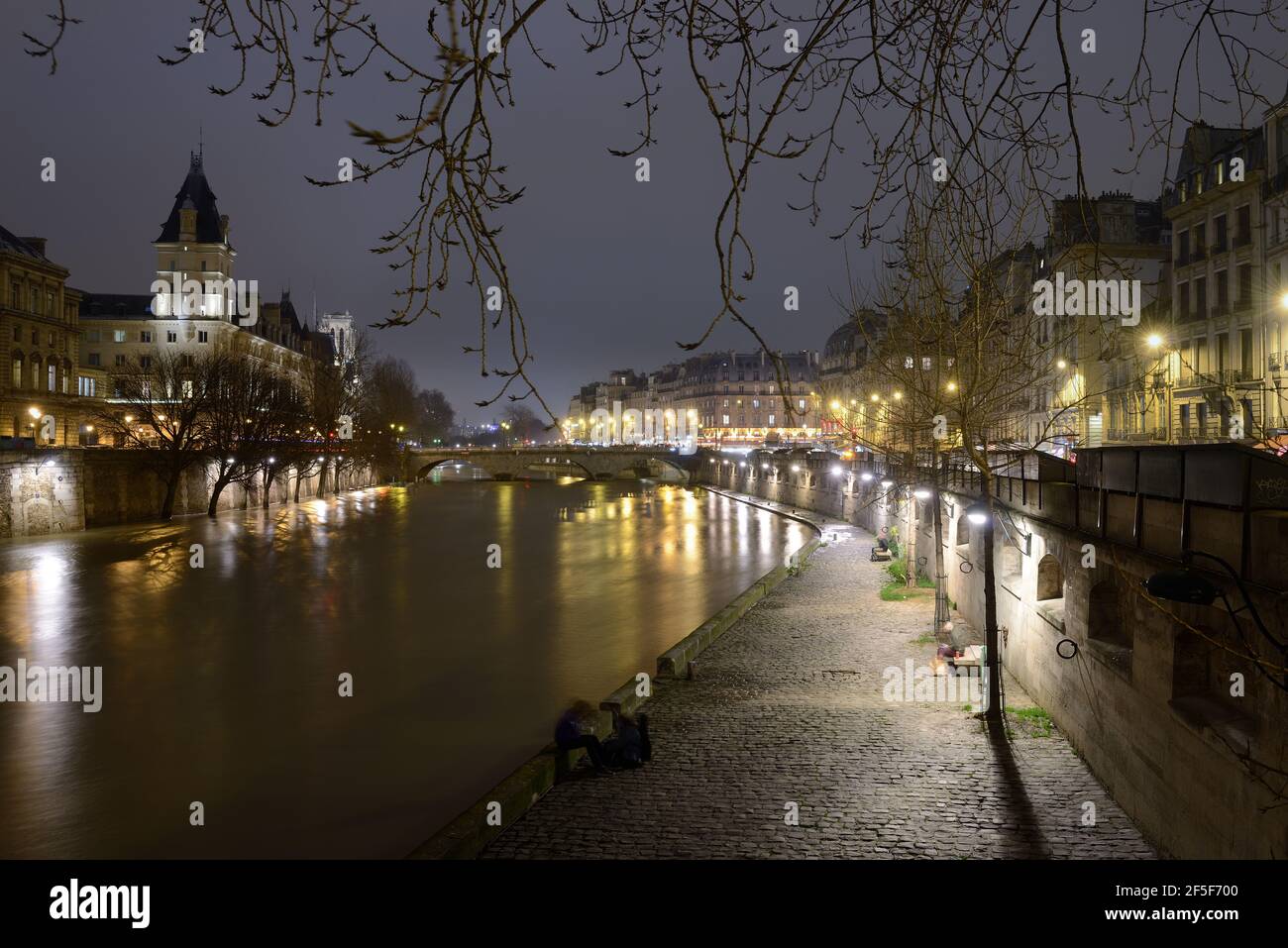 Kathedrale Notre Dame de Paris und seine am Abend, Paris, Frankreich. Stockfoto