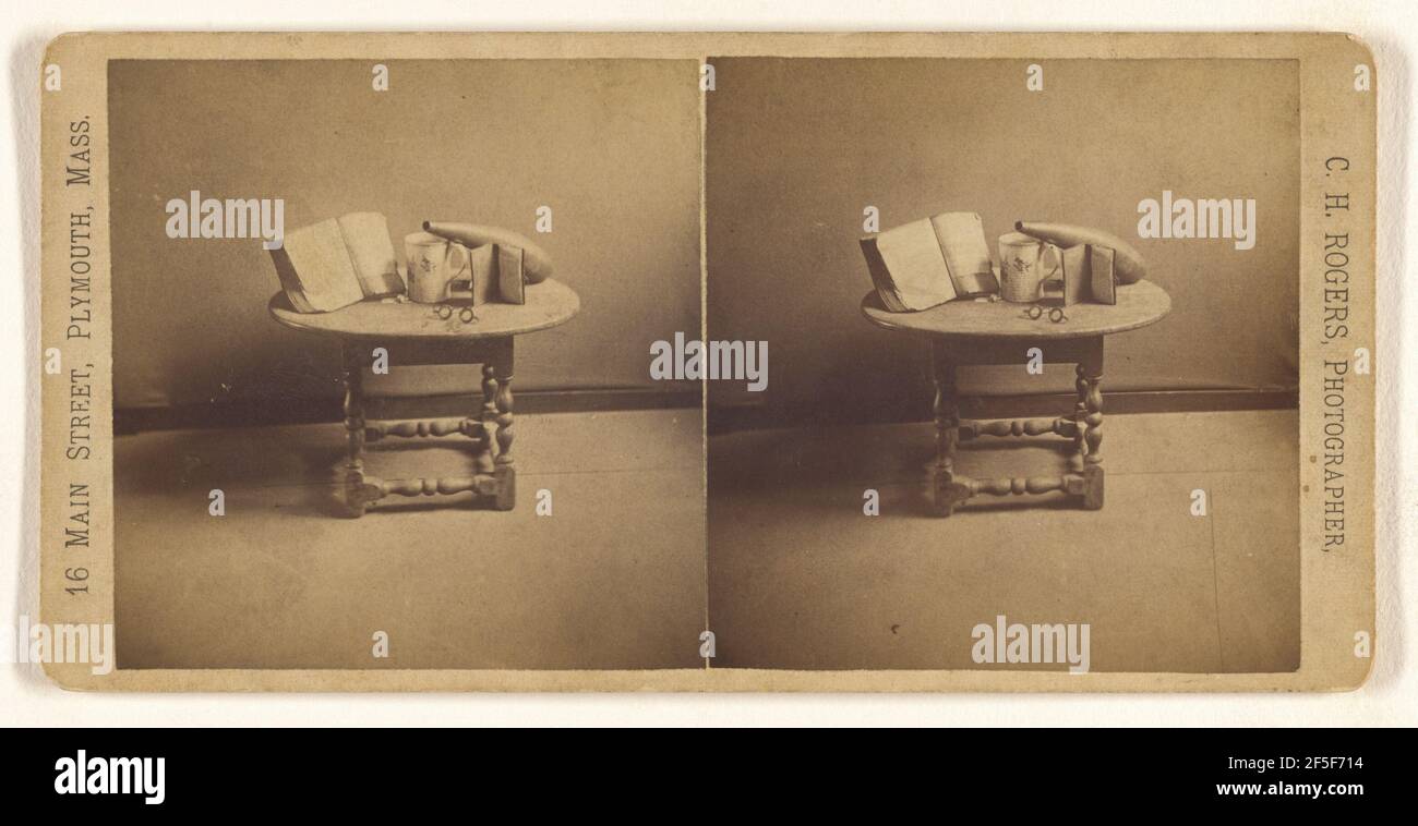 Tasse und Brieftasche, die Thomas Clark gehörte, und eine Bibel über in der Mayflower gebracht.. C. H. Rogers (amerikanisch, aktiv 1870s - 1890s) Stockfoto