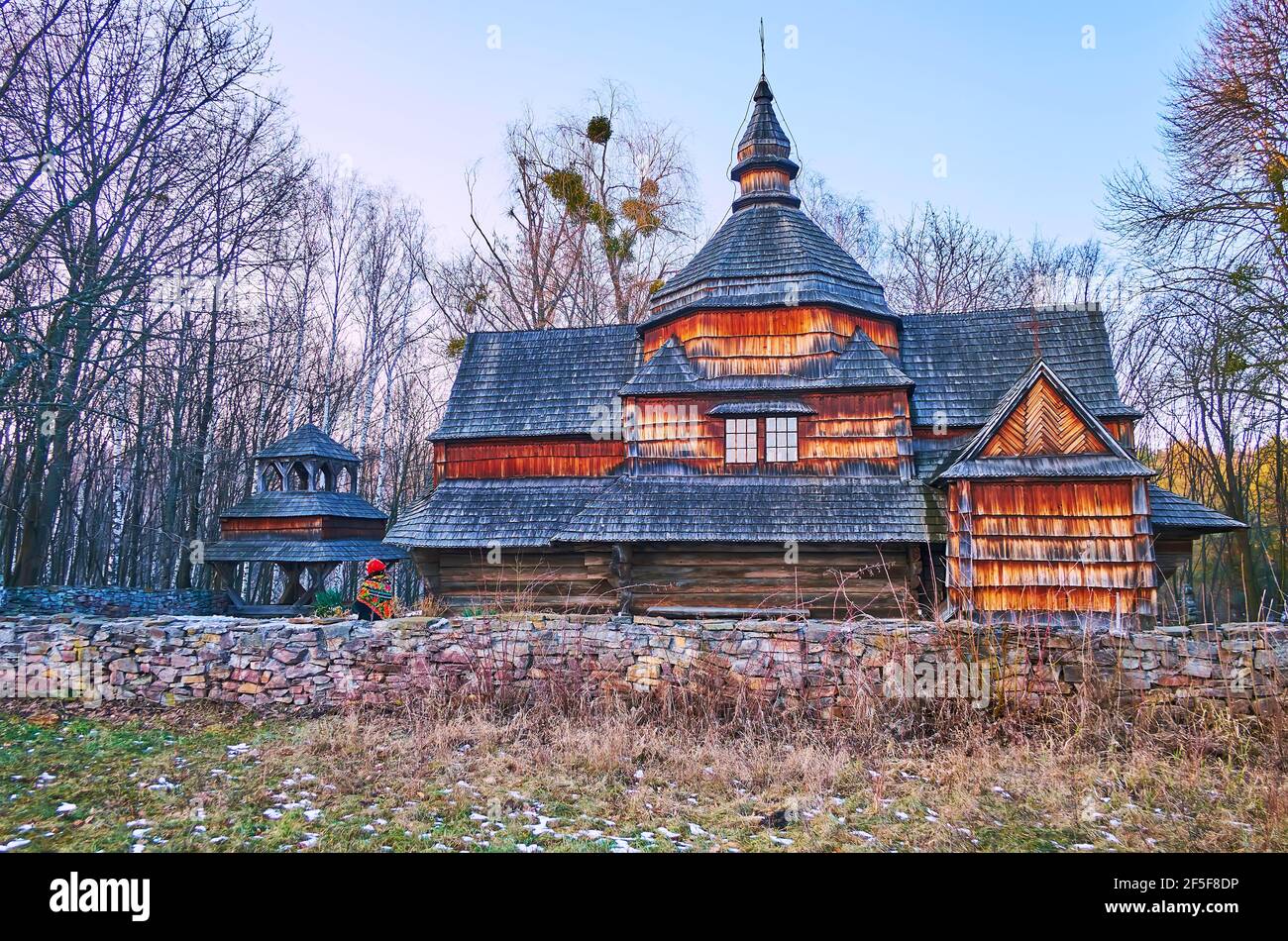 Der Holzschuch von St. Michael mit Glockenturm und Dach, aus Holzschuppen, Podillja Region Architektur, Pyrohiw Skansen, Kiew, Ukraine Stockfoto