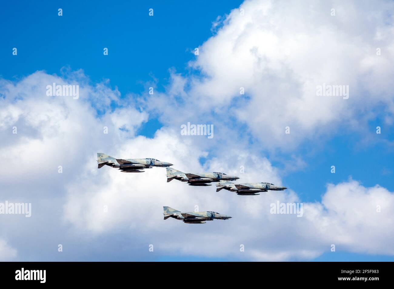 F-4 Phantom II, Überschallbomber, die in Formation über Athen fliegen, während der Parade zum 200. Jahrestag des griechischen Unabhängigkeitskrieges Stockfoto