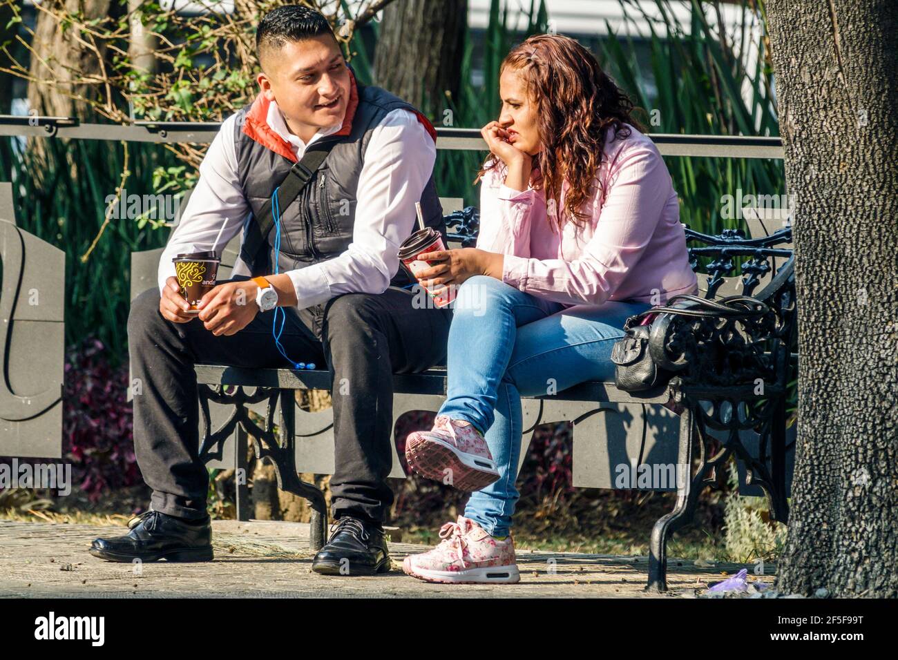 Mexiko Mexiko Stadt Ciudad de Federal District Distrito DF D.F. CDMX San Angel Plaza San Jacinto öffentlicher Platz Park Hispanic Mann Frau junge Erwachsene cou Stockfoto