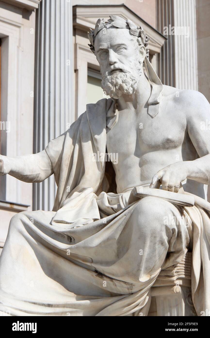 Statue eines römischen Senators (?) Vor dem österreichischen parlament in wien (österreich) Stockfoto