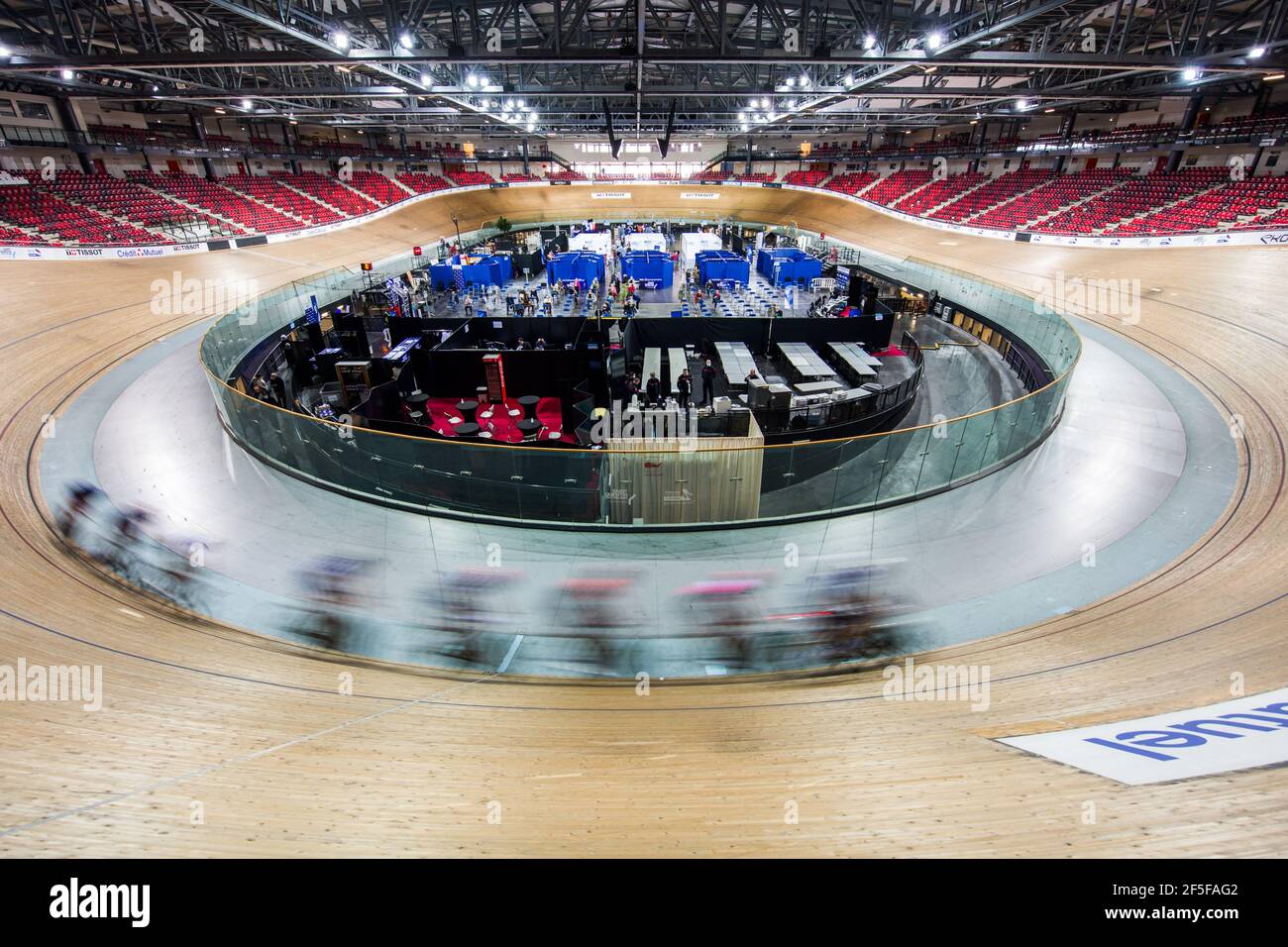 Saint Quentin En Yvelines, Frankreich. März 2021, 26th. Das französische Radsportteam trainiert am Mittwoch, den 26. März 2021, während Patienten im französischen Velodrom Saint-Quentin-en-Yvelines geimpft werden. Die französische Regierung will bis Mitte April 20 Millionen Menschen geimpft haben, Mitte Mai 30 Millionen und Mitte Juni 10 Millionen, etwas weniger als die Hälfte der Gesamtbevölkerung. Foto von Nathan Laine/ABACAPRESS.COM Quelle: Abaca Press/Alamy Live News Stockfoto