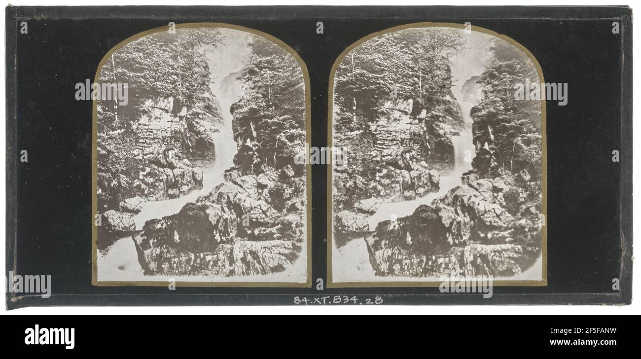 Wasserfall und felsige Klippen. Unbekannter Hersteller, britisch Stockfoto