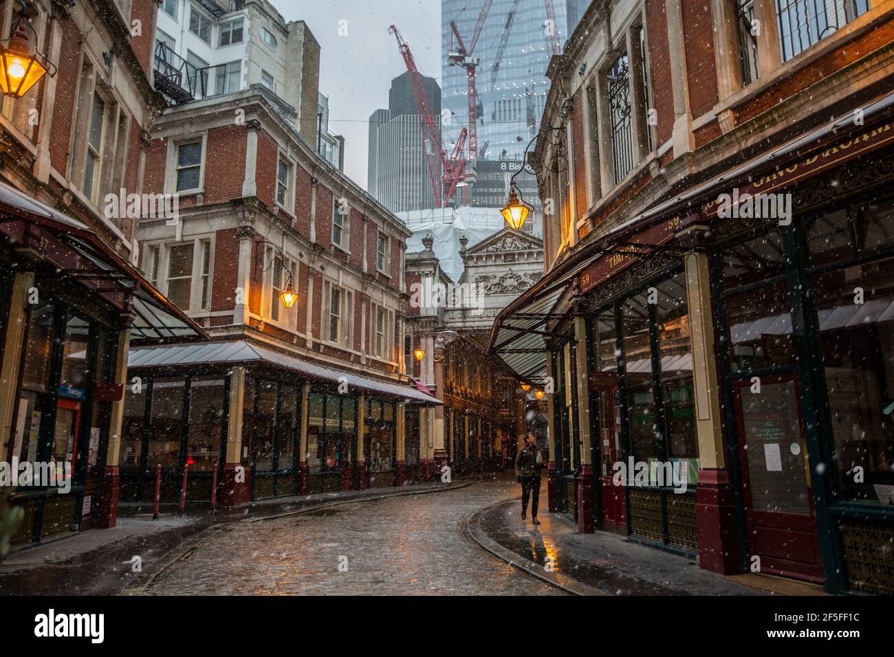 Leadenhall Market in der City of London steht während der Coronavirus-Sperre im Winter 2021 verlassen, England, Vereinigtes Königreich Stockfoto