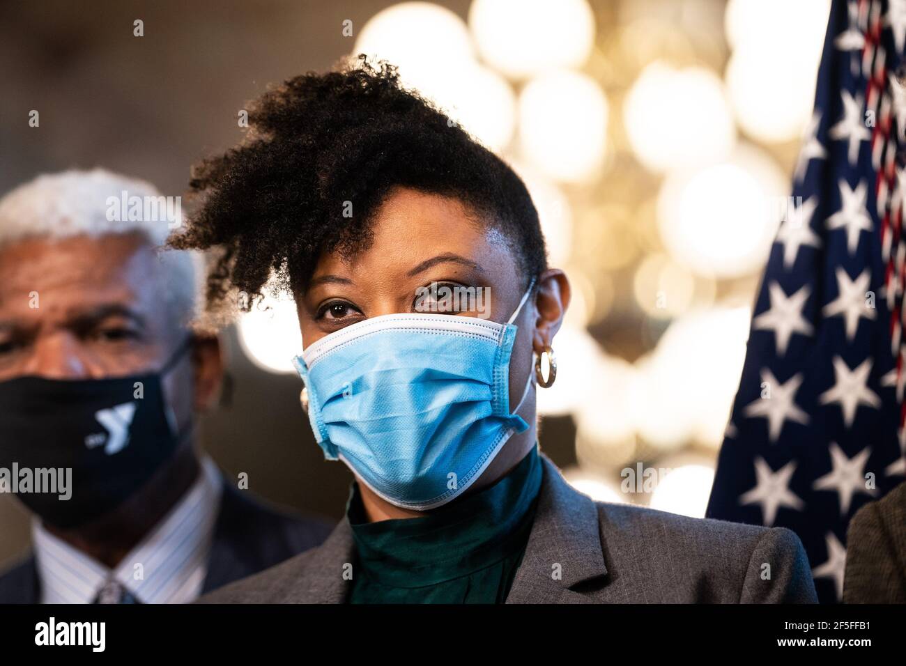 Shalanda Young wird am Freitag, den 26. März 2021, während ihrer feierlichen Vereidigung mit Vizepräsidentin Kamala Harris im Eisenhower Executive Office Building in Washington, DC gesehen. Quelle: Kevin Dietsch / Pool via CNP - Nutzung weltweit Stockfoto