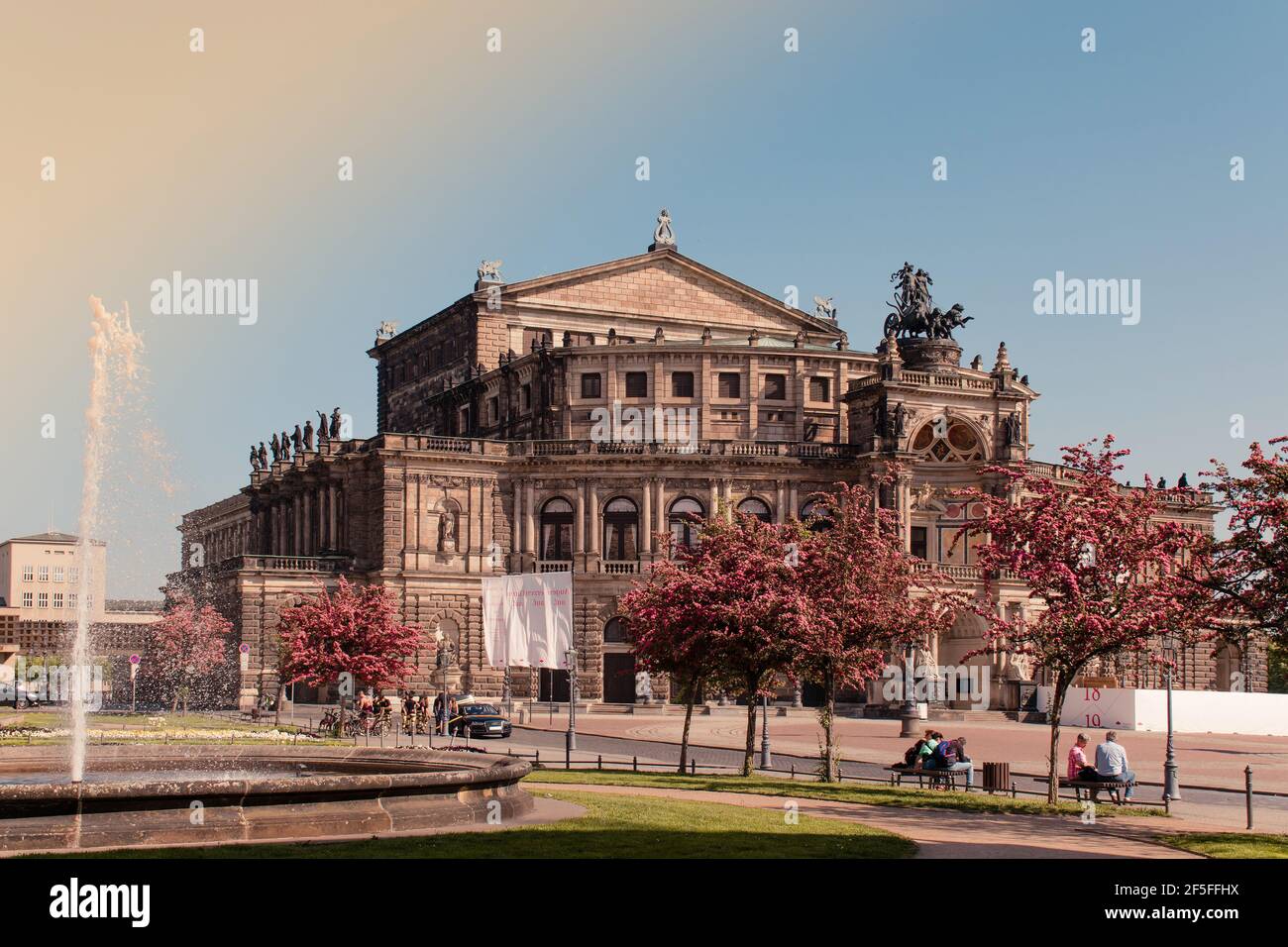 17. Mai 2019 Dresden, Deutschland - Dresdner Semperoper, Vorderansicht im Frühjahr. Blühende Äste im Vordergrund. Stockfoto