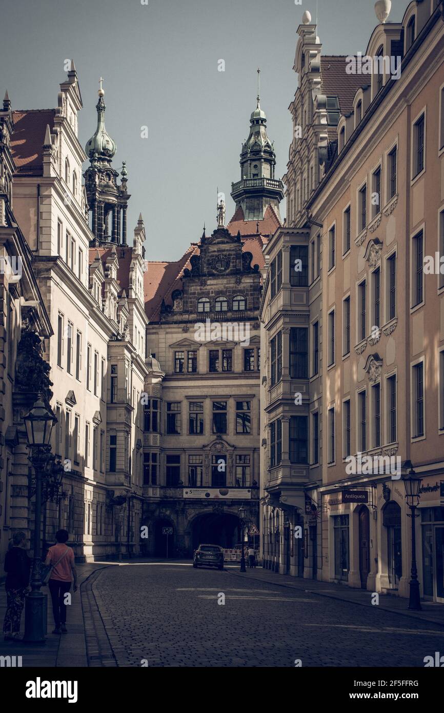 17 Mai 2019 Dresden, Deutschland - Alte enge Gassen von Dresden. Burgturm im Hintergrund. Stockfoto