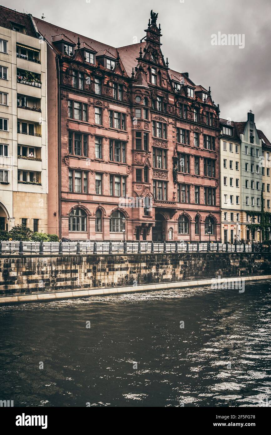 Berlin / Deutschland - 13. Mai 2019: Blick auf die Spree von der Friedrichsbrücke, nahe dem Bode-Museum, Berlin Mitte, Deutschland Stockfoto