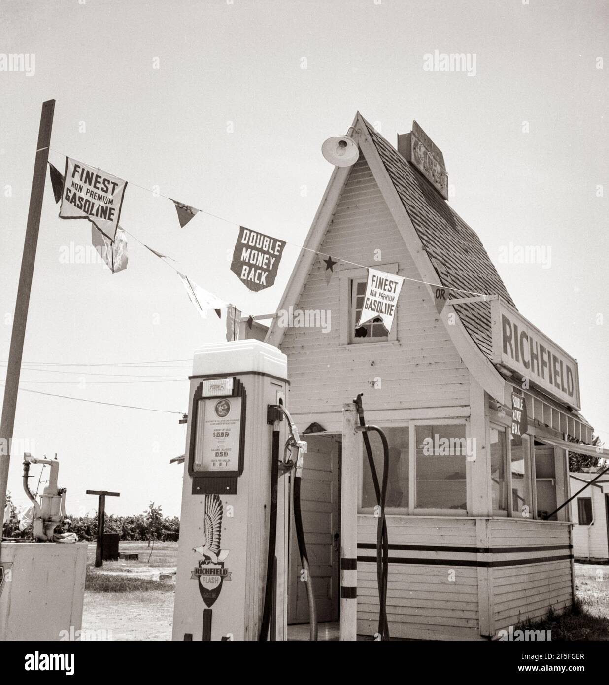 Zwischen Tulare und Fresno auf der US 99. Siehe allgemeine Beschriftung. Eine große Vielfalt und eine große Anzahl von Tankstellen Blick auf Autobahn. Mai 1939.Foto von Dorothea lange. Stockfoto