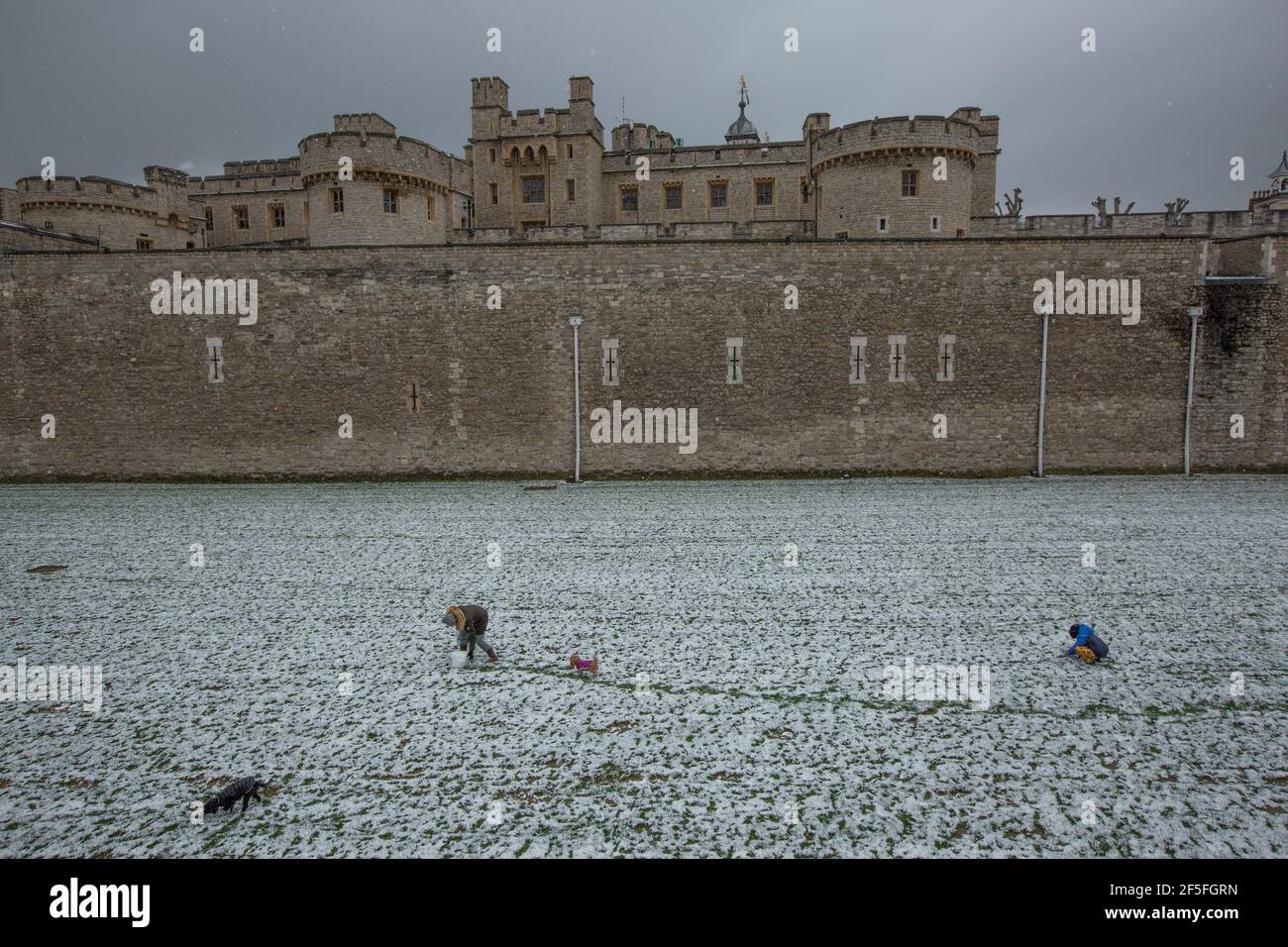 Der Tower of London hatte einen Teppich im Schnee, als während des Sturms Darcy, London, England, Großbritannien, die eisigen Temperaturen London trafen Stockfoto