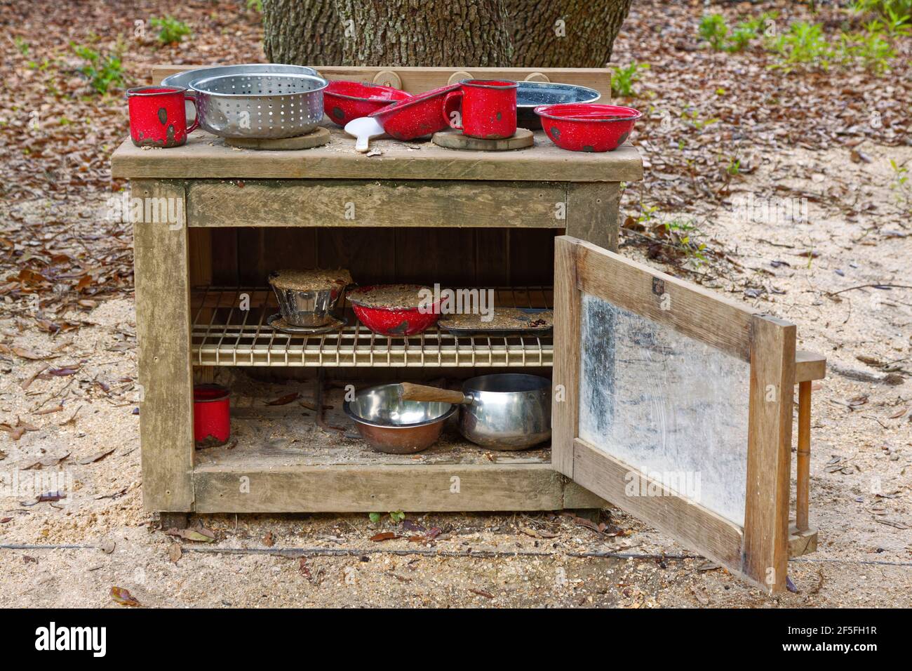 Kochen spielen, Holzofen, Töpfe, Schüsseln, Tassen, Kinderküche, Hammock Hollow Children's Garden, Discovery-based Learning, Spaß, Florida, Bok Tower Gardens Stockfoto