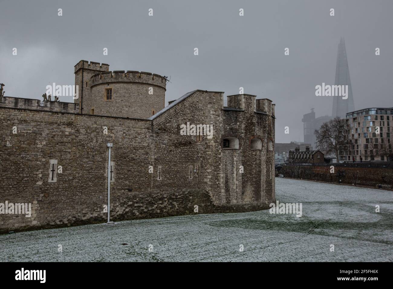 Der Tower of London hatte einen Teppich im Schnee, als während des Sturms Darcy, London, England, Großbritannien, die eisigen Temperaturen London trafen Stockfoto