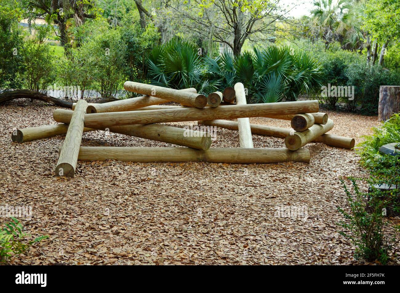 Hängematte Hollow Children's Garden, Fox Den Wood Pole Climber, Entdeckung-basiertes Lernen, Spaß, einzigartige Elemente, Florida, Bok Tower Gardens, Lake Wales, F Stockfoto