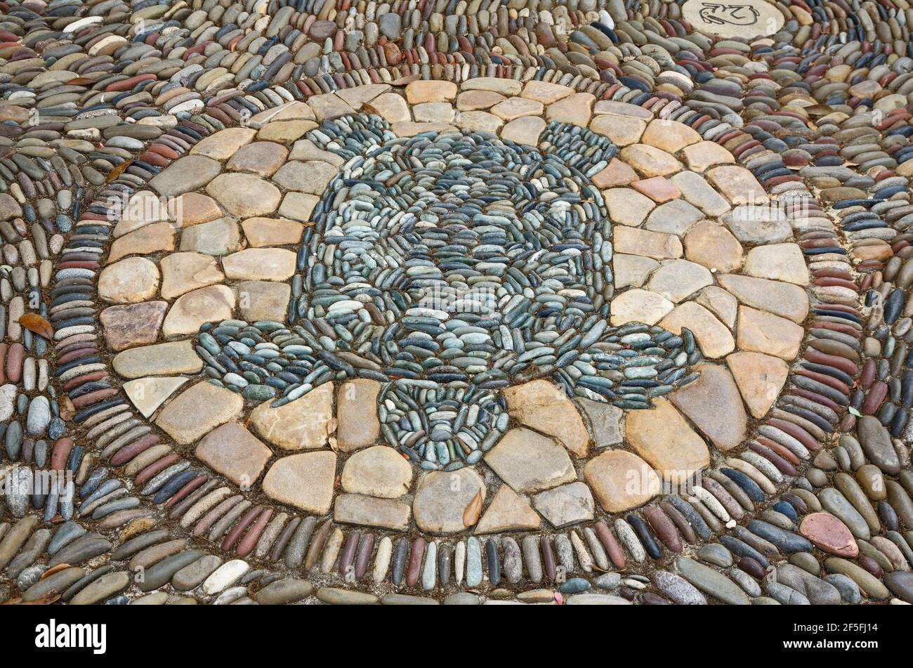 gopher Schildkrötenstein Mosaik, Pfad, Hängematte Hollow Children's Garden, Entdeckung-basiertes Lernen, Spaß, einzigartige Elemente, Florida, Bok Tower Gardens, See Stockfoto