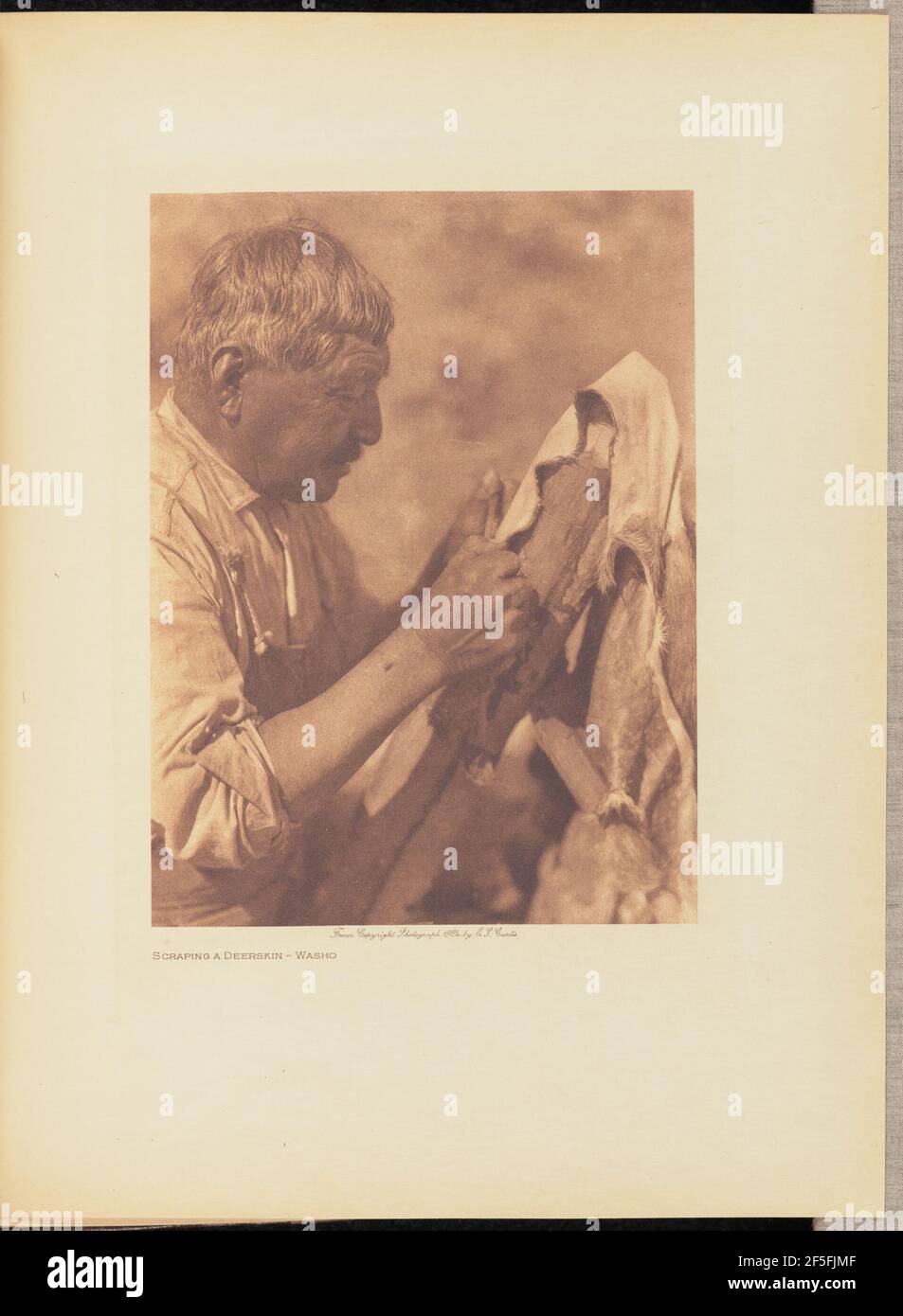 Scraping a Deerskin - Washo. Edward S. Curtis (amerikanisch, 1868 - 1952) Stockfoto