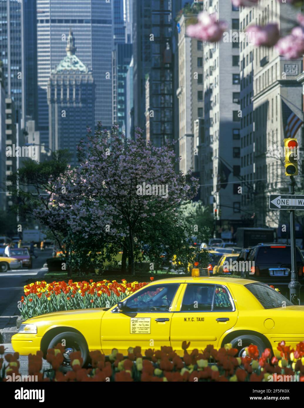 2003 HISTORISCHE STRASSENSZENE GELBES TAXI CAB PARK AVENUE MANHATTAN NEW YORK CITY USA Stockfoto