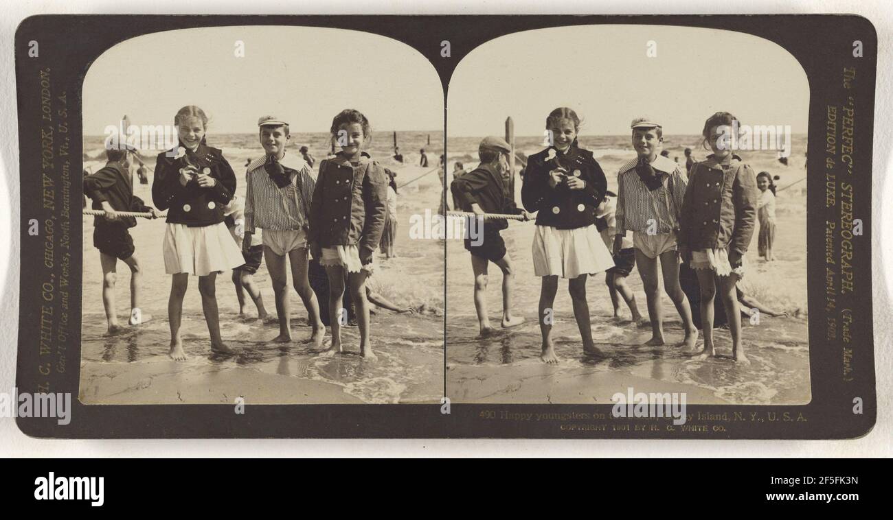 Fröhliche Jugendliche am Strand, Coney Island, N.Y., USA. Hawley C. White Company Stockfoto